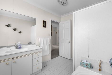 Photo of property in 2 Mcgowan Place, Orewa, 0931