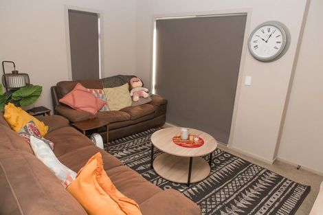 Photo of property in 8 Brindle Way, Newlands, Wellington, 6037