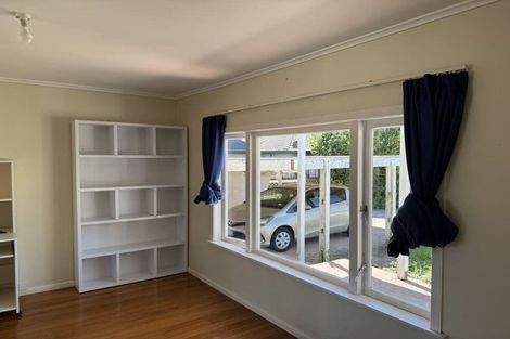 Photo of property in 17 Beach Road, Te Atatu Peninsula, Auckland, 0610