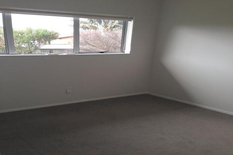 Photo of property in 14 Holdaway Avenue, Northcote, Auckland, 0627