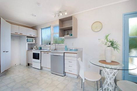 Photo of property in 33 Lincoln Park Avenue, Massey, Auckland, 0614