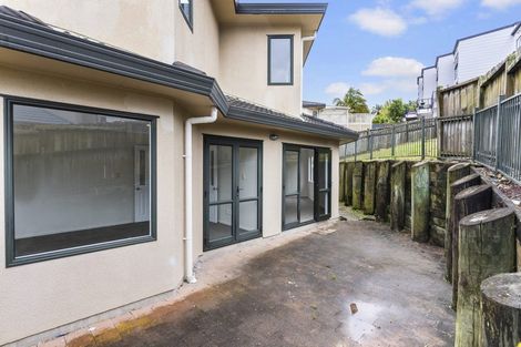 Photo of property in 2/14 Mossop Rise, Glenfield, Auckland, 0629