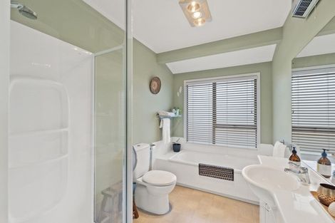 Photo of property in 6 Langstone Place, Chatswood, Auckland, 0626