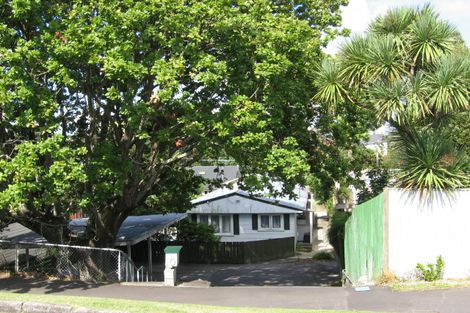 Photo of property in 3/10 William Bond Street, Stanley Point, Auckland, 0624