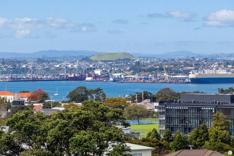 Photo of property in 25 Pupuke Road, Birkenhead, Auckland, 0627