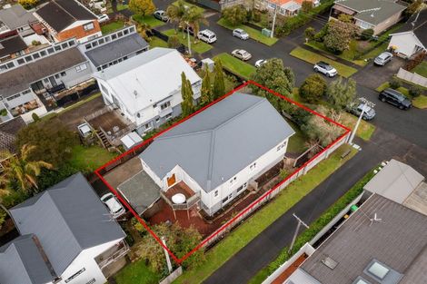 Photo of property in 1/14 Wernham Place, Northcote, Auckland, 0626