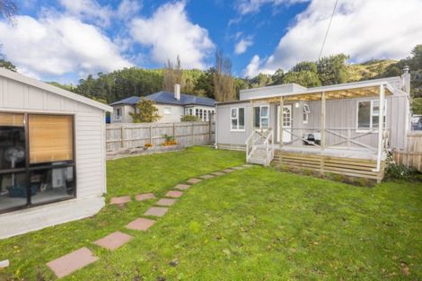 Photo of property in 64 Pinehaven Road, Pinehaven, Upper Hutt, 5019