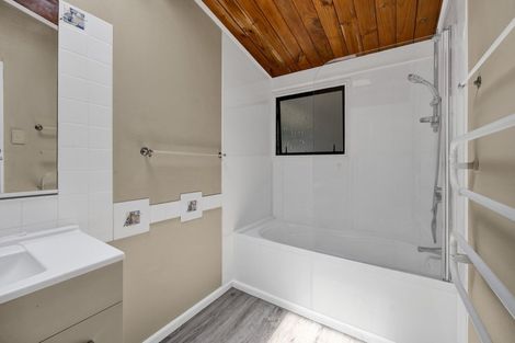 Photo of property in 15 Awanui Street, Merrilands, New Plymouth, 4312