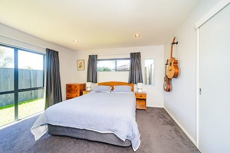 Photo of property in 17 Woburn Place, Takaro, Palmerston North, 4412