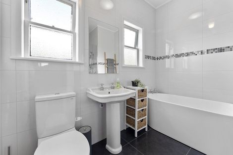 Photo of property in 214 College Street, West End, Palmerston North, 4412