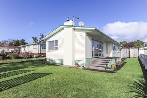 Photo of property in 5 Kowhai Street, Inglewood, 4330