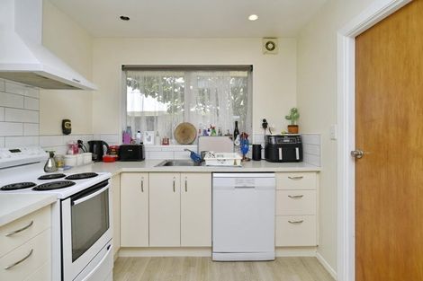 Photo of property in 2/122a Hay Street, Bromley, Christchurch, 8062