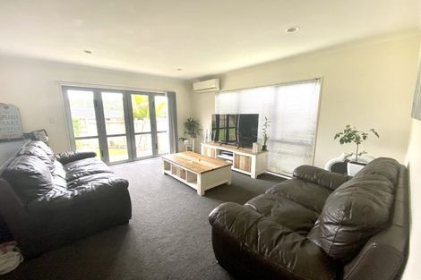 Photo of property in 1 Thomas Hamer Place, Greenhithe, Auckland, 0632