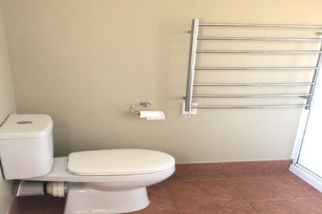 Photo of property in 4/172 Beach Haven Road, Beach Haven, Auckland, 0626