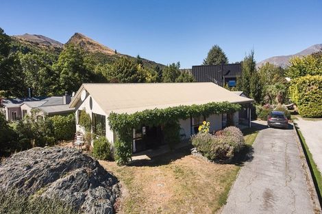 Photo of property in 11 Inverness Crescent, Arrowtown, 9302