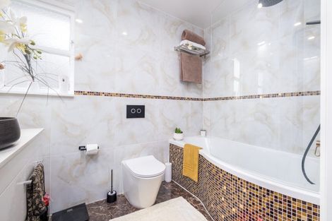 Photo of property in 11 Ingleby Place, Kelston, Auckland, 0602