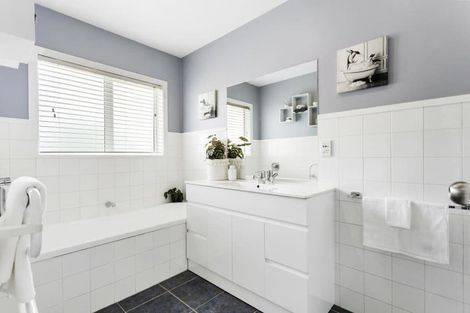 Photo of property in 6 Stephanie Close, Glenfield, Auckland, 0629