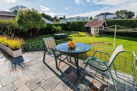 Photo of property in 11 Lake Pupuke Drive, Takapuna, Auckland, 0622