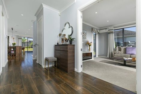 Photo of property in 7 Sir Lincoln Drive, Kumeu, 0810