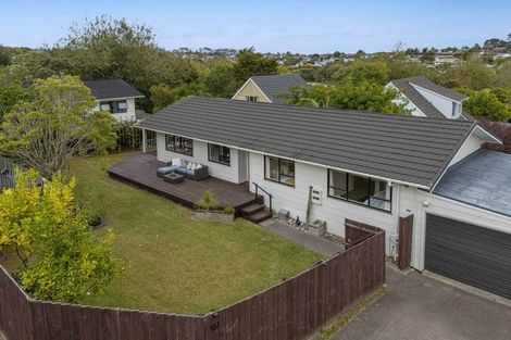 Photo of property in 2/15 Tetrarch Place, Totara Vale, Auckland, 0629