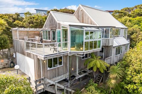 Photo of property in 1 Roys Road, Plimmerton, Porirua, 5026