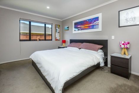 Photo of property in 6 Mcewen Crescent, Riverstone Terraces, Upper Hutt, 5018