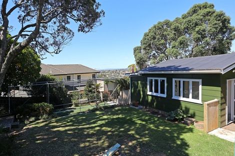 Photo of property in 4 Tasman Avenue, Henderson Valley, Auckland, 0614