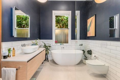 Photo of property in 18 Mills Road, Brooklyn, Wellington, 6021