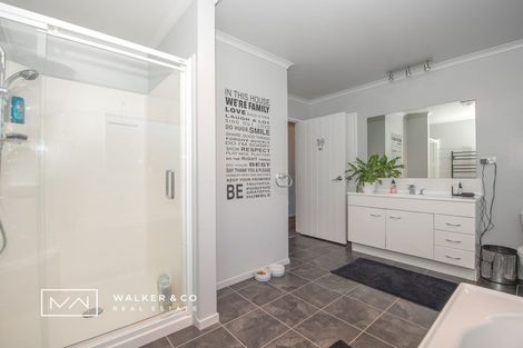 Photo of property in 22 James Nairn Grove, Riverstone Terraces, Upper Hutt, 5018