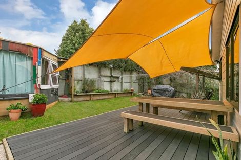 Photo of property in 2/21 Tahu Crescent, Sunnynook, Auckland, 0620