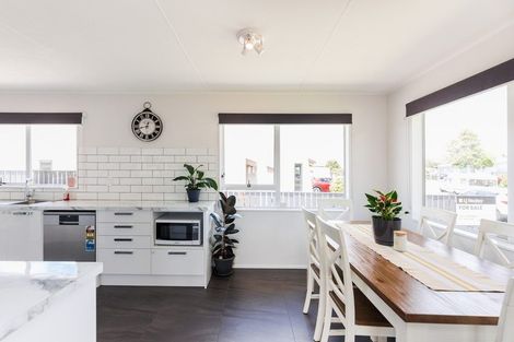 Photo of property in 3 Forbes Place, Kelvin Grove, Palmerston North, 4414