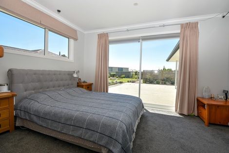 Photo of property in 2 Routhan Way, Carterton, 5713