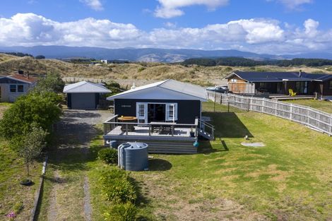 Photo of property in 60 Sarah Street, Waikawa Beach, Levin, 5573