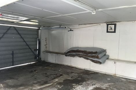 Photo of property in 2 Binsted Road, New Lynn, Auckland, 0600