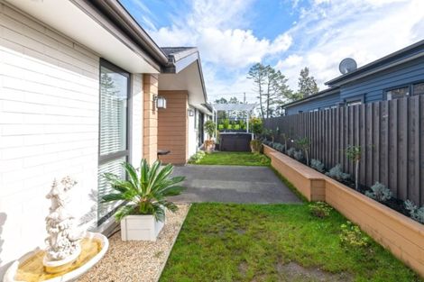 Photo of property in 35 Dida Park Drive, Kumeu, 0810