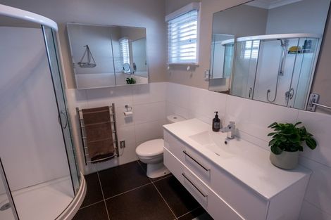 Photo of property in 39 Sylvan Avenue, Northcote, Auckland, 0627