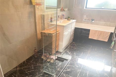 Photo of property in 2 Cesari Place, West Harbour, Auckland, 0618