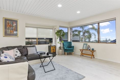 Photo of property in 2/23 Commodore Parry Road, Castor Bay, Auckland, 0620