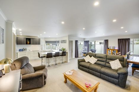 Photo of property in 5a Queens Walk, Taradale, Napier, 4112