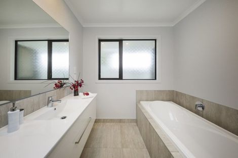 Photo of property in 5 Grand Oaks Drive, Awapuni, Palmerston North, 4412