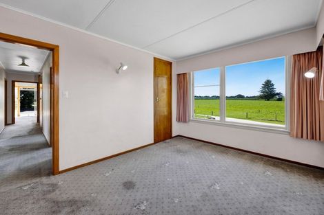 Photo of property in 1904 South Road, Kaupokonui, 4678