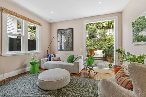 Photo of property in 19 Lower North Terrace, Kelburn, Wellington, 6012