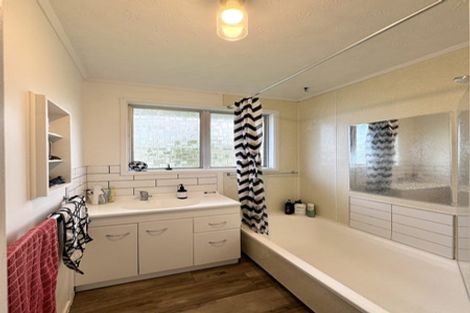 Photo of property in 6 Cottam Grove, Northcross, Auckland, 0632