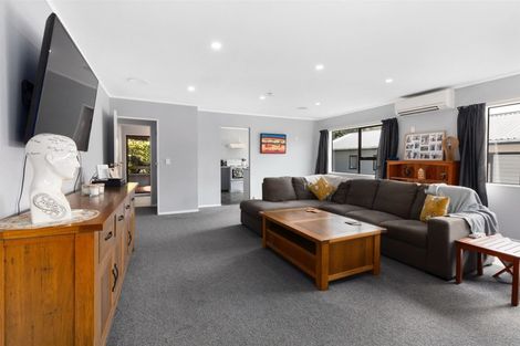 Photo of property in 62 Albatross Close, Whitby, Porirua, 5024