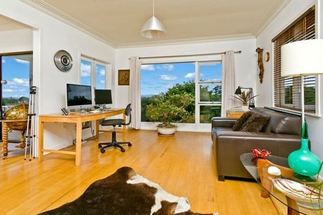 Photo of property in 255 Glenfield Road, Hillcrest, Auckland, 0627