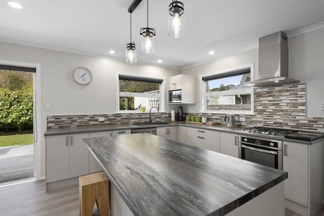 Photo of property in 5 Deller Grove, Silverstream, Upper Hutt, 5019