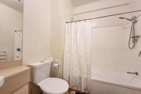 Photo of property in 17 Kent Terrace - Kent Apartments, 5e/16 Kent Terrace, Mount Victoria, Wellington, 6011