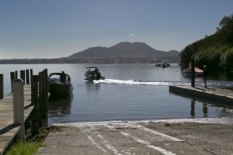 Photo of property in 7 Winnie Close, Acacia Bay, Taupo, 3330