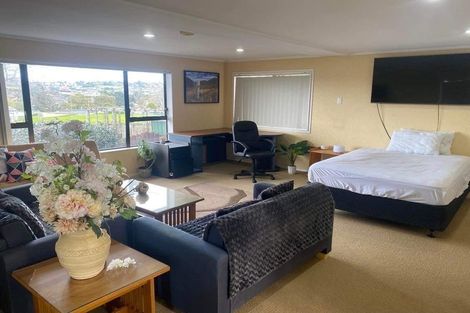 Photo of property in 13 Hueglow Rise, West Harbour, Auckland, 0618