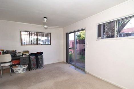 Photo of property in 28 Gibbons Road, Weymouth, Auckland, 2103